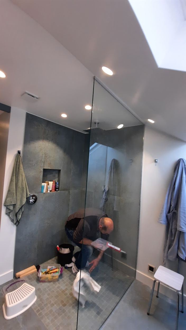 Vitrier EDILSYSTEM posant une paroi de douche en verre