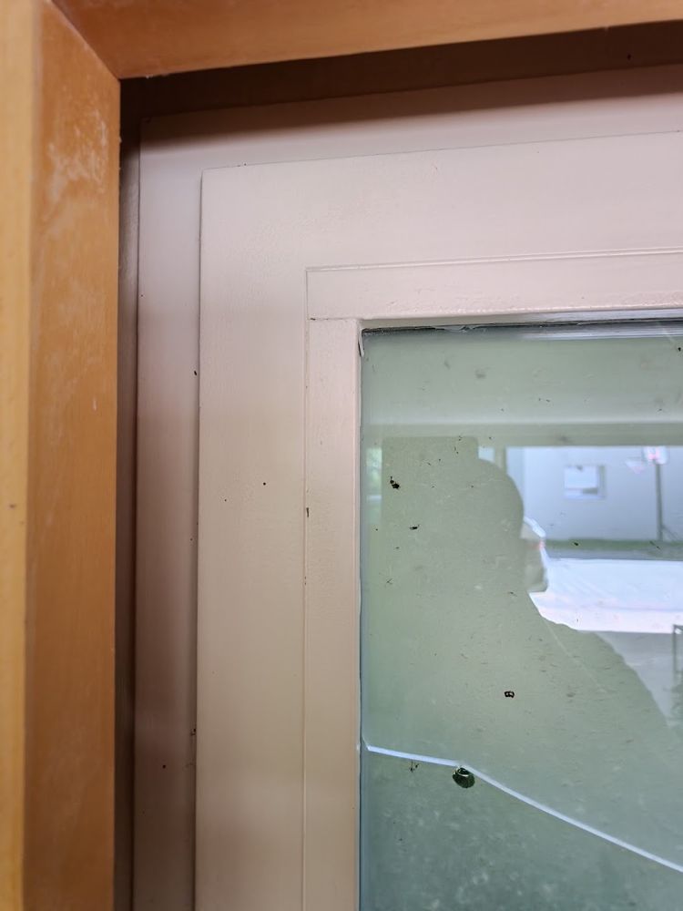 Vitre cassée, avant remplacement – EDILSYSTEM