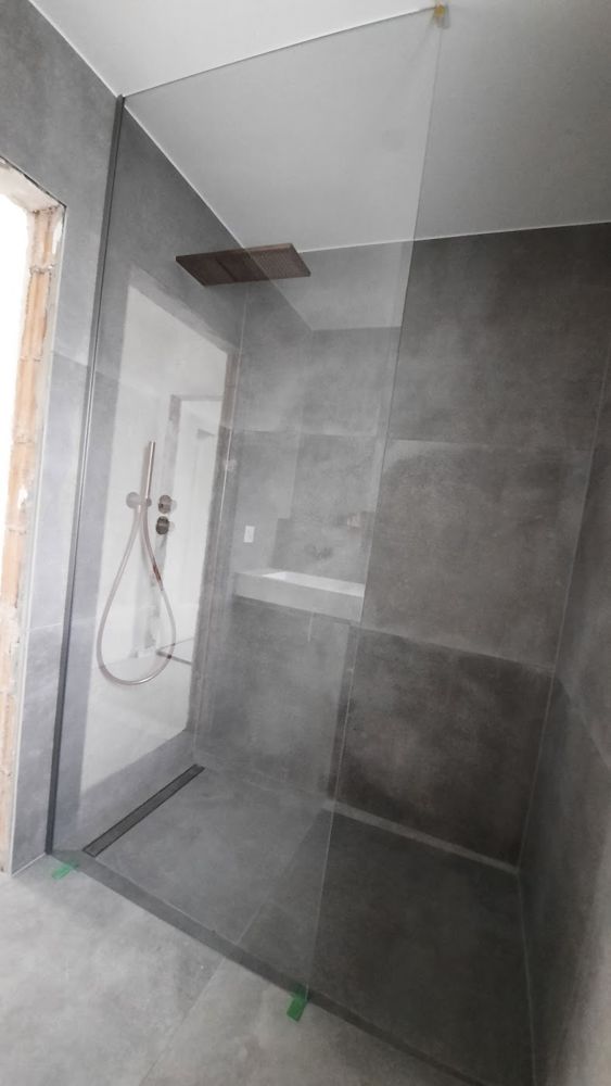 Paroi de douche en cours de pose – EDILSYSTEM