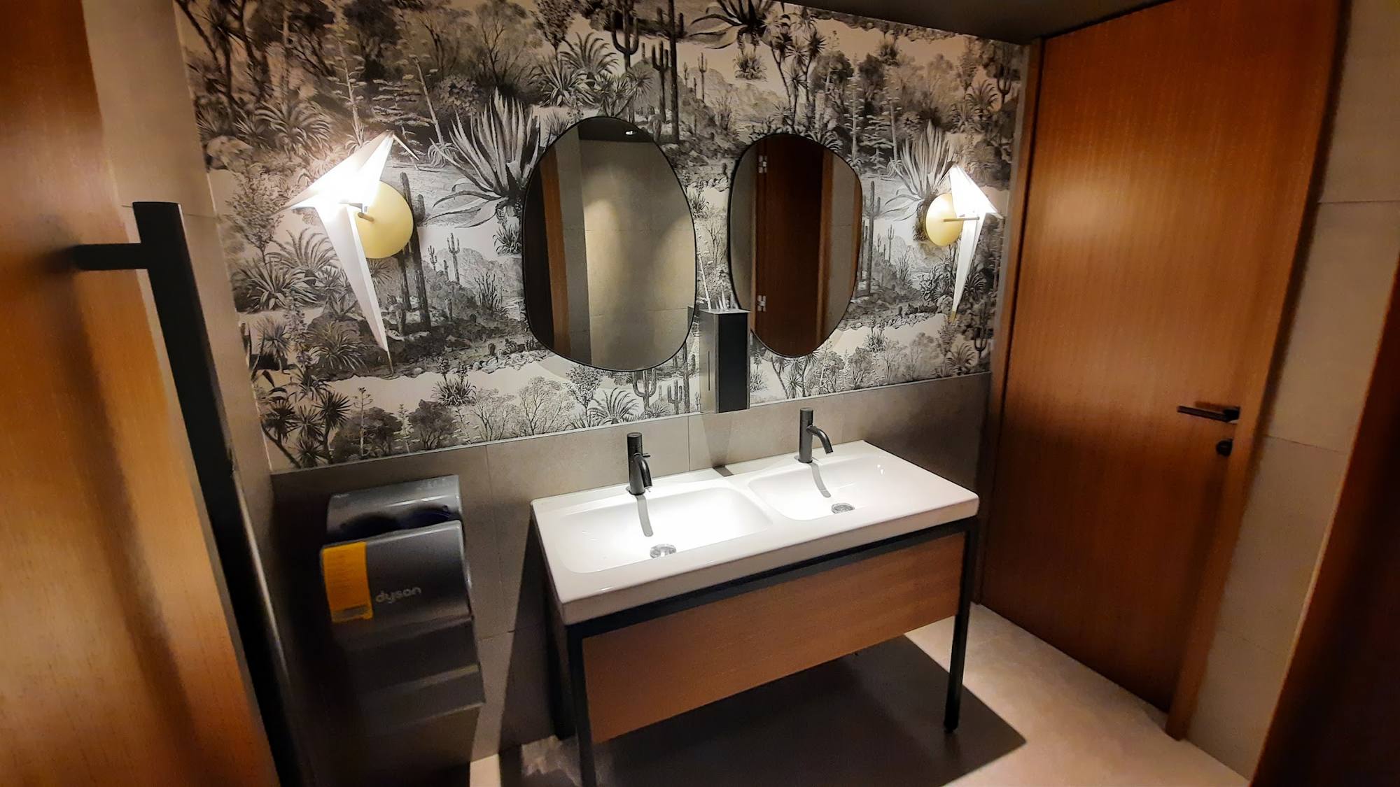 Miroirs ovales sur mesure au-dessus d’une double vasque, réalisation EDILSYSTEM